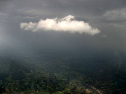 nuage blanc sur
            front noir