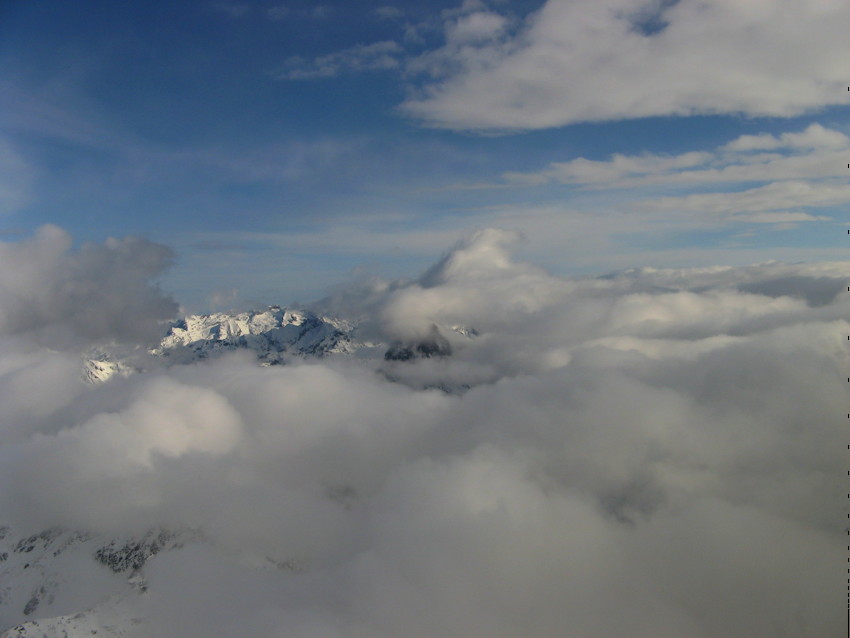 la tète du rotor, freinée par la masse d'air
supérieure plus lente, semble partir vers le sud Ossau encapuchonné